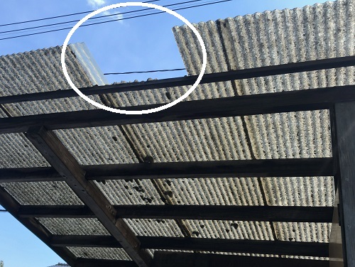 府中市テラス屋根ガラスネット入り塩ビ波板一部飛散