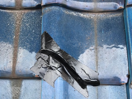 尾道市瓦屋根の雨漏り調査防水テープで補修された瓦