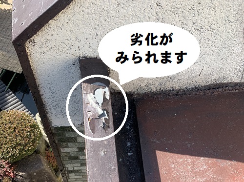 福山市にてパラペットからの雨漏りで軒天が腐食し剝離した玄関庇調査軒天の様子パラペット笠木の劣化