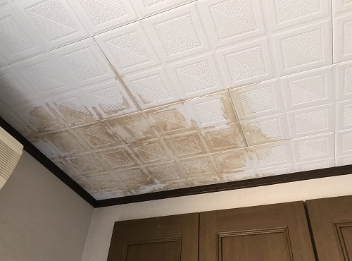 福山市の雨漏り修理どこに頼む？いくらかかる？費用・相場や施工例太陽光パネル下の瓦修理ビフォー