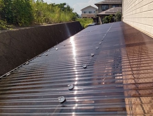 福山市でストックヤードの波板貼り替えにポリカーボネートを使用屋根材の交換工事後