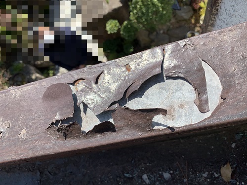 福山市にてパラペットからの雨漏りで軒天が腐食し剝離した玄関庇調査軒天の様子パラペット笠木の塗装の剥がれ