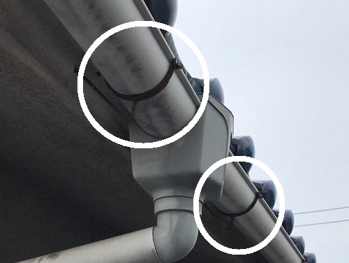 府中市で割れて雨水が壁に跳ね返ってしまう雨樋の調査割れた軒樋の錆びた受け金具