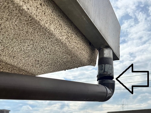 福山市にて外れた呼び樋調査で雨仕舞されていない外壁貫通部も確認落ちそうな雨樋