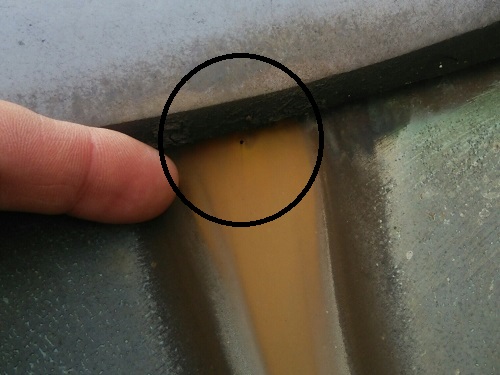 府中市の雨漏り調査で谷板金の黄色いサビや複数の穴を確認谷板金部分調査時谷板金い錆びと小さい穴