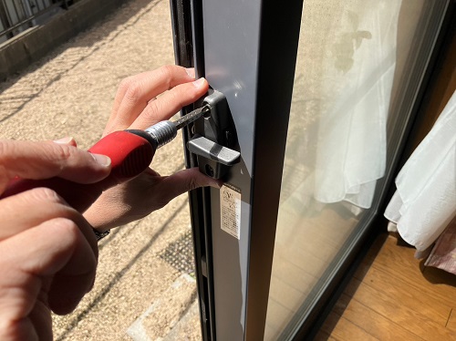 福山市にて先進的窓リノベ事業の補助金を活用した内窓リフォーム工事内窓の設置前にクレセント錠の交換