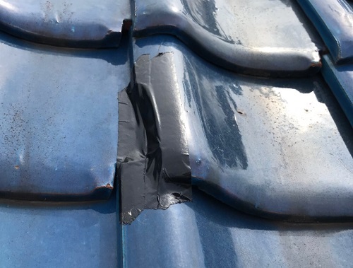 尾道市瓦屋根の雨漏り点検ビニルテープで補修された瓦