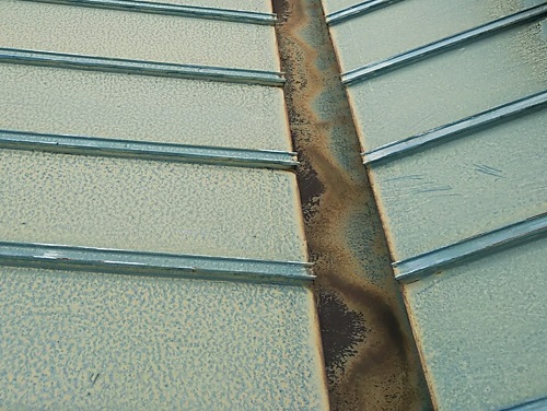 府中市で瓦棒葺き屋根の屋根点検谷の錆び