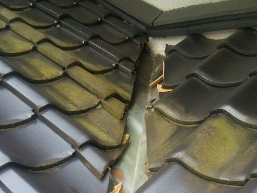 府中市の雨漏り調査で谷板金の黄色いサビや複数の穴を確認谷板金部分調査時別箇所の谷板金