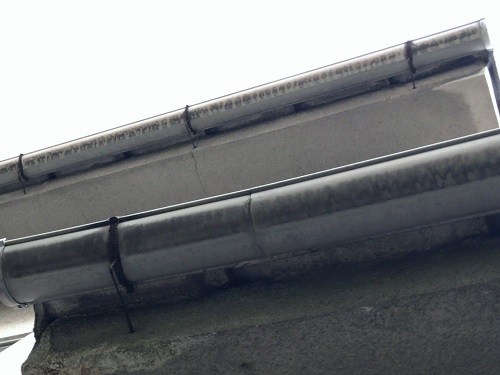 広島県府中市にて雨水が玄関先に落ちてくる雨樋修理で無料調査家の裏の傷んだ雨樋