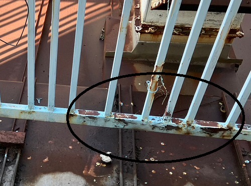 福山市で店舗兼住宅の屋根リフォームの為の錆びたブリキ屋根無料調査ベランダ柵のさび