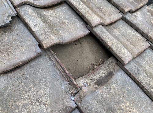 尾道市で電気屋がアンテナ工事で発見した割れた瓦屋根の部分修理で予備の瓦を差し替え