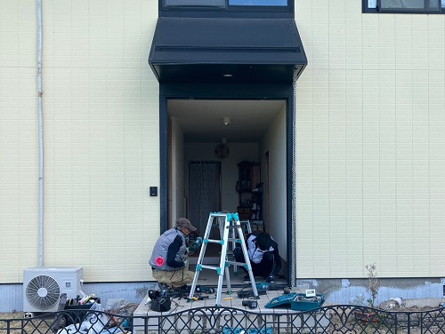 福山市でリクシル『リシェント』の玄関ドアリフォーム工事既存両袖の枠をグラインダーで外す