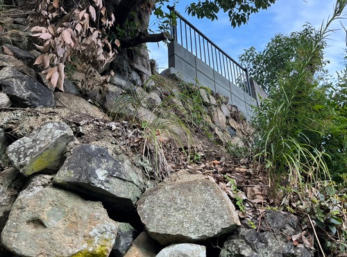 福山市外構工事石積の擁壁の上にフェンス設置