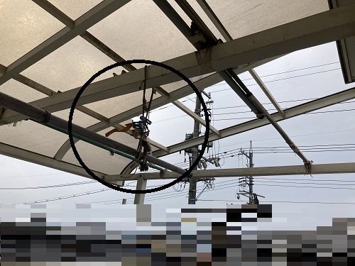 福山市ベランダ屋根アクリルパネル飛散防止応急処置