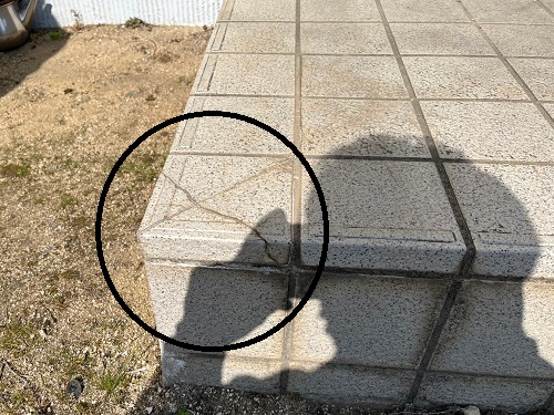 福山市で重たく鍵がかけづらい玄関ドアの調査｜LIXILリシェントを提案玄関ポーチの割れたタイル