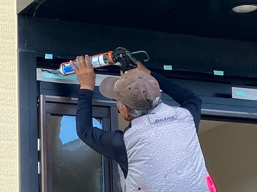 福山市でリクシル『リシェント』の玄関ドアリフォーム工事玄関扉上部にアルミパネル