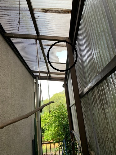 福山市ストックヤード雨漏り調査ガラスネット波板の穴あき