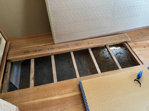 福山市和室床下調査座板を外す