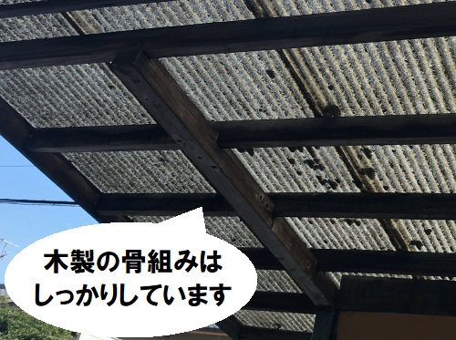 府中市テラス屋根の木製骨組み