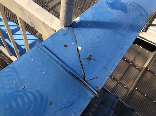 府中市にてベランダパラペット笠木をガルバリウム鋼板製に取り替え前