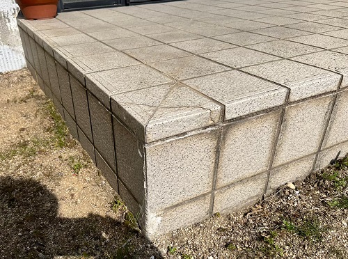 福山市で重たく鍵がかかりにくくなった玄関ドアの調査｜LIXILリシェントを提案玄関ポーチの古くなったタイル