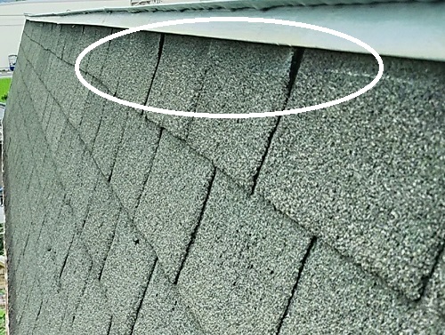 府中市で瓦棒葺き屋根の屋根点検パラペット外側シングルアスファルトカラーベストの劣化