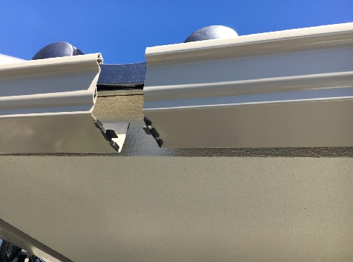 福山市雨樋取り替え工事吊り金具に軒樋を架ける