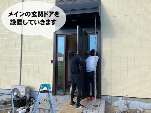 福山市でリクシル『リシェント』の玄関ドアリフォーム工事メインの玄関扉を取り付け