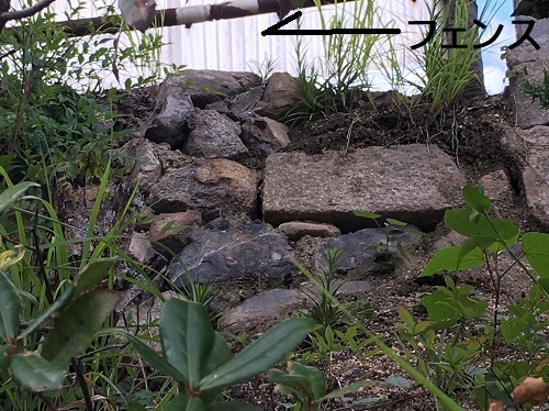 福山市簡易フェンス擁壁の上