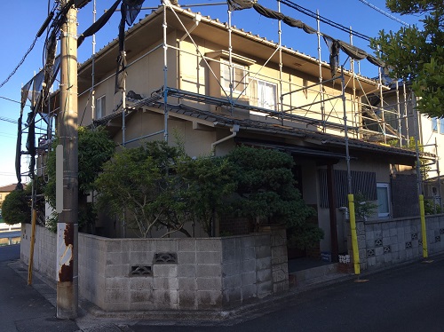 福山市でセメント瓦から陶器瓦への屋根リフォーム工事足場架設道路使用許可