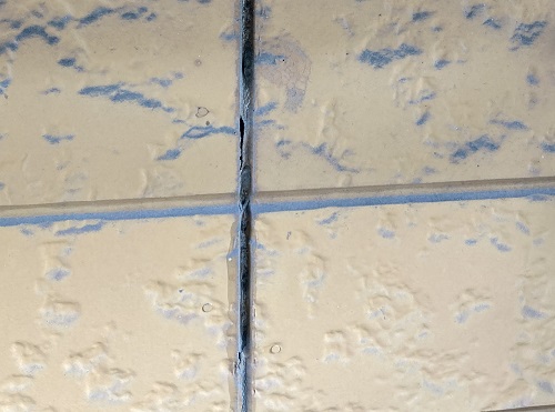 ６福山市にて浮きや大きなクラック（ひび割れ）がある外壁無料調査目地のコーキングに亀裂