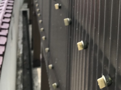 福山市カーポートの壁材目立つ留め具