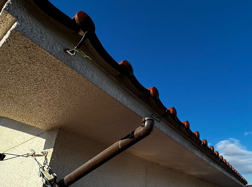 福山市にてパナソニックのアイアン丸105を使用した軒樋交換工事中受け金具勾配調整