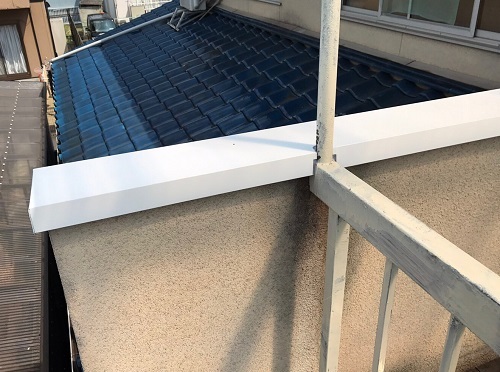 府中市にてベランダパラペット笠木をガルバリウム鋼板製に交換後