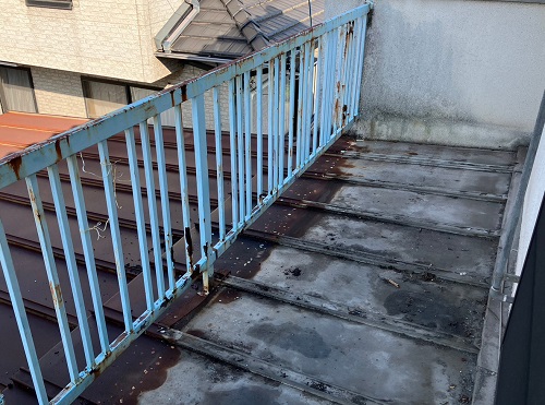 福山市で店舗兼住宅の屋根リフォームの為の錆びたブリキ屋根無料調査ベランダ手すり