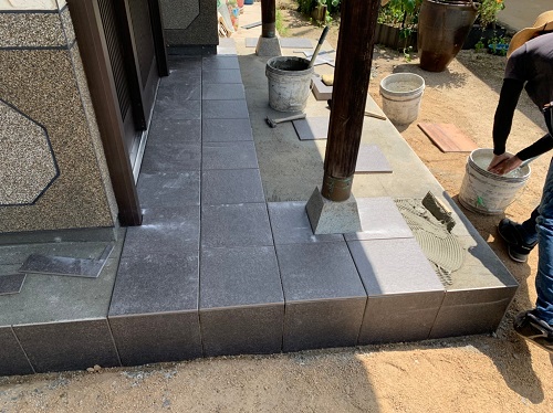 福山市玄関ポーチタイル補修工事中