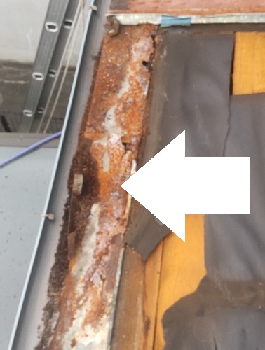 福山市でサビが広がる瓦棒屋根の屋根葺き替え工事とはずれそうな手すり撤去工事軒先唐草ビフォー