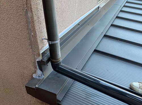 福山市でサビが広がる瓦棒屋根の屋根葺き替え工事とはずれそうな手すり撤去工事雨あまとい復旧