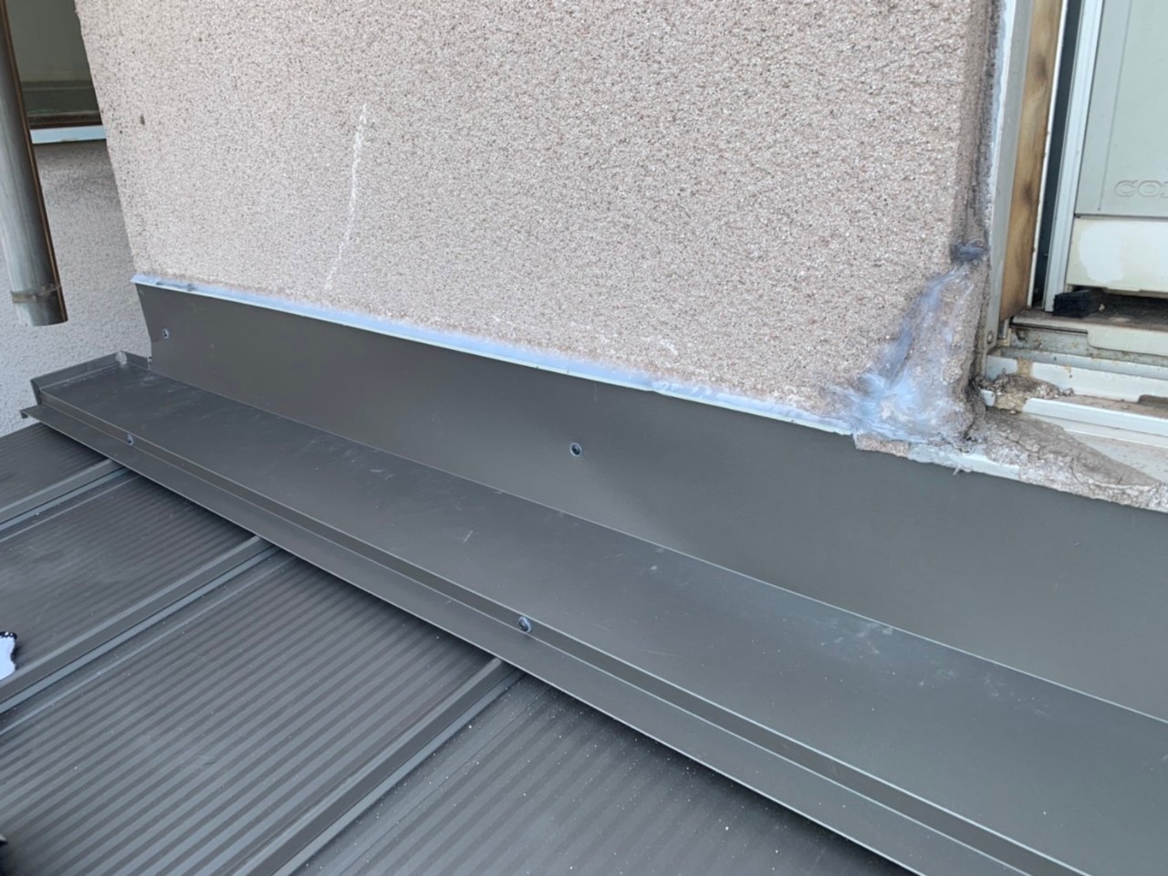 福山市でサビが広がる瓦棒屋根の屋根葺き替え工事とはずれそうな手すり撤去工事立ち上がり部分シーリング