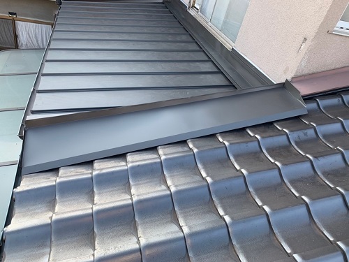 福山市でサビが広がる瓦棒屋根の屋根葺き替え工事とはずれそうな手すり撤去工事完了水切り