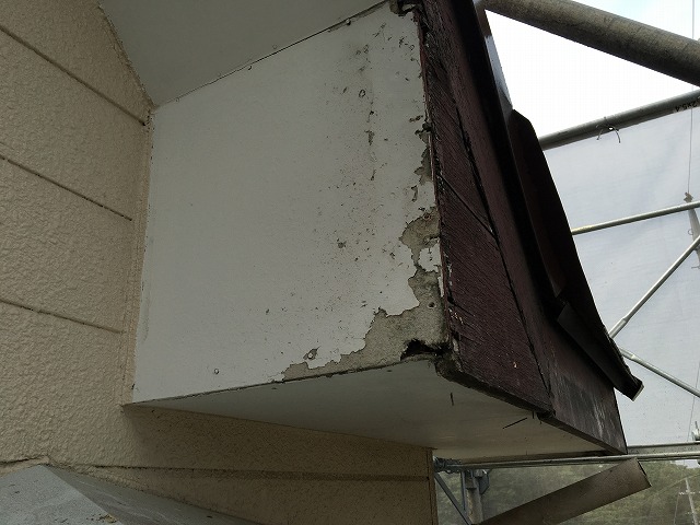 劣化した軒天