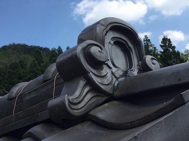 三層目で取り付けた飾り瓦