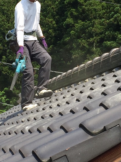 ブロワ―で埃を掃除している作業員