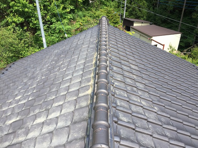 色褪せた黒色のいぶし瓦