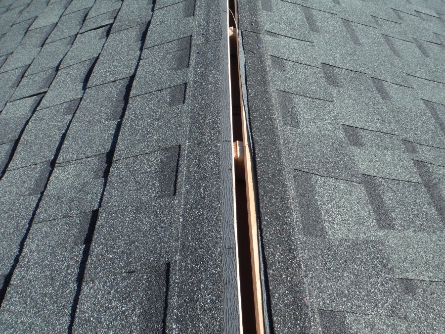 棟換気口(むねかんきこう)を取り付ける為にあらかじめ開けられた取付け前の穴