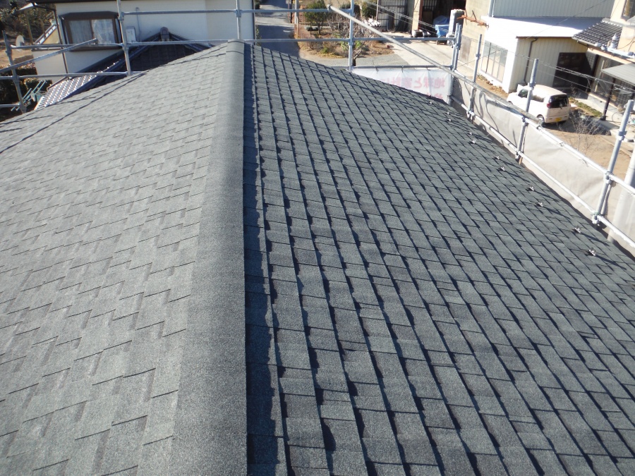 黒色のアスファルトシングル