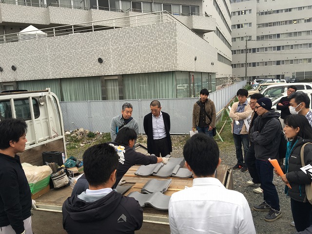 瓦を屋根屋さん達が見る