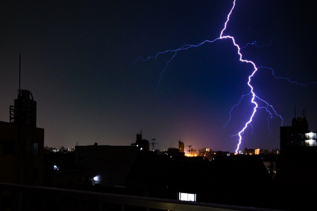 夜の住宅街に落ちる雷