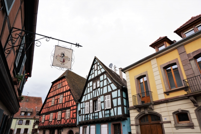 青や赤色といった様々な木組みの家